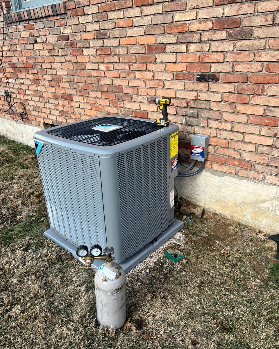 Condenser startup with a refrigerant cylinder and gauges